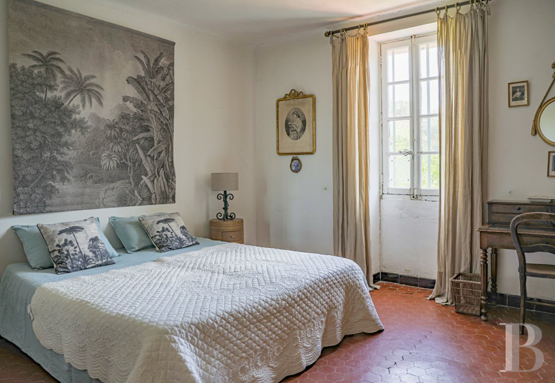 An 18th century bastide surrounded by vineyards and olive trees on the heights of Ollioules in the Var - photo  n°24